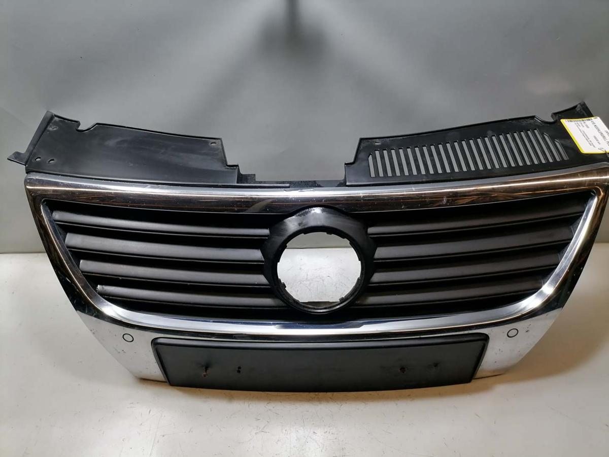 VW Passat 3C original K&uuml;hlergril f&uuml;r Fahrzeuge mit Parkhilfe PDC Bj.2009